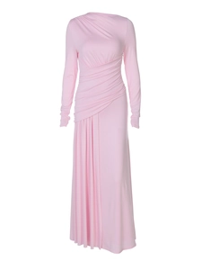 Dettaglio dell'abito rosa a maniche lunghe con texture arricciata e maglia elastica