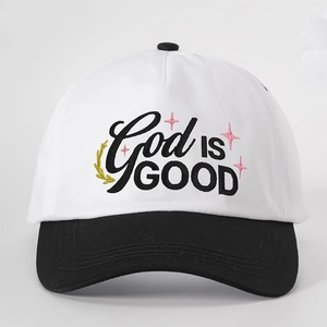 Détail de la broderie God IS GOOD sur casquette de baseball bicolore en sergé de coton
