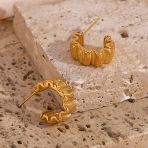 Boucles d'Oreilles Créoles en Acier Inoxydable en Forme de C pour Femmes Plaquées Or 18K Fleur Plissée Bijoux de Mode Cadeau