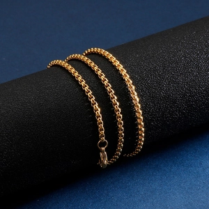 Vue détaillée du collier chaîne box en acier inoxydable doré avec fermoir mousqueton