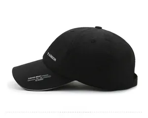 Vista laterale del cappello da baseball nero con dettagli stampati Fashion Sport