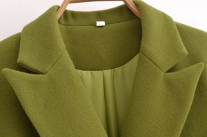 Dettaglio del colletto di cappotto in lana verde con fodera interna verde chiaro