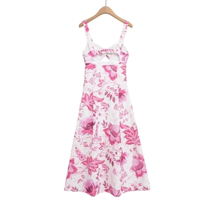 Robe longue blanche élégante avec imprimé floral rose et détails de broderie ajourée