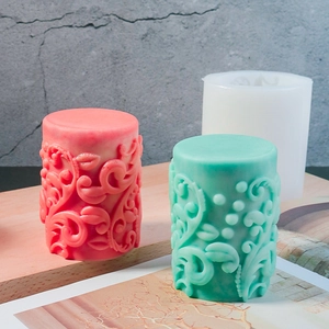Detalle del patrón de relieve barroco en el molde cilíndrico de silicona para velas DIY