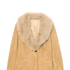 Manteau classique en daim camel avec col en fausse fourrure luxueuse sur fond blanc