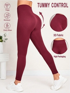 Makroansicht der weinroten Yoga-Leggings mit Bauchkontrolle und 3D-Strukturstoff-Textur
