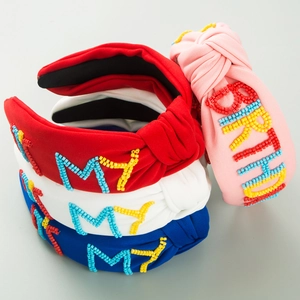 Détail de bandeaux noués à la main avec perles multicolores et lettres de joyeux anniversaire