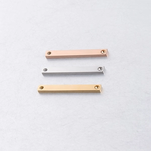 Drie rechthoekige metalen hangers in roségoud, zilver en goud met twee gaten