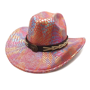 Détail de la texture en écailles arc-en-ciel et du badge de taureau sur le chapeau cowboy
