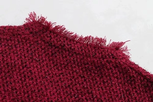 Vue détaillée de la veste en tweed bordeaux foncé avec des bords à franges