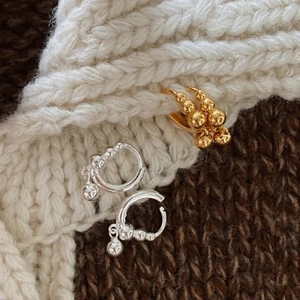 Minimalist 925 silver beaded stud earrings in gold and silver on knit background