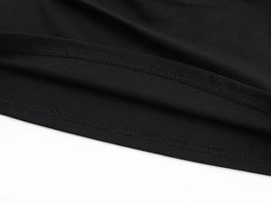 Gros plan détaillé montrant la couture double aiguille sur le t-shirt noir ajusté