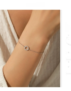 Gros plan d'un bracelet en argent S925 avec pendentif cercle en moissanite sur le poignet