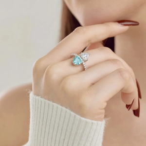 Detail of Toi et Moi silver ring featuring sky blue and white heart-shaped stones