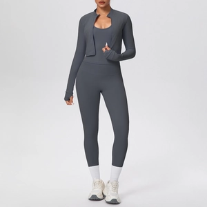 Dettaglio del set yoga 3 pezzi grigio scuro con polsini con foro per il pollice e leggings a vita alta