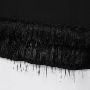 Robe courte noire élégante avec détails de plumes au bas et tissu stretch de qualité