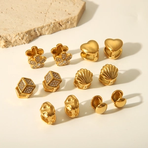 Vue détaillée d'un ensemble de 6 paires de boucles d'oreilles dorées en inox