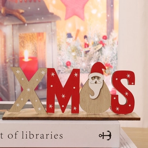 Détail de lettres XMAS en bois avec figurine de Père Noël sur un bureau de Noël