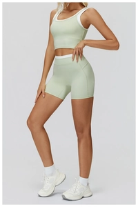 Détail de l'ensemble de yoga vert clair avec short taille haute et bordures contrastées