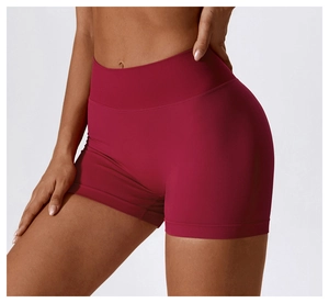 Détail du short de yoga sans couture taille haute avec gainage abdominal bordeaux