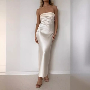 Elegante abito lungo senza spalline in raso champagne con finitura lucida e vestibilità slim