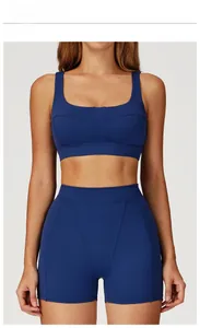 Vista frontale del set fitness blu navy con reggiseno sportivo e pantaloncini a vita alta