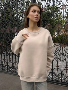 Oversized beige crewneck sweatshirt in thick fleece fabric for a minimalist casual look