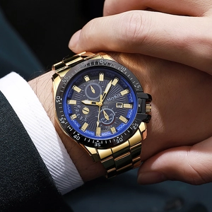 Dettaglio di un orologio cronografo dorato con quadrante blu e data a ore tre
