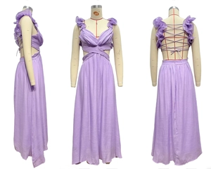 Dettaglio dell'abito lungo in chiffon lavanda con spalline a volant e schiena intrecciata