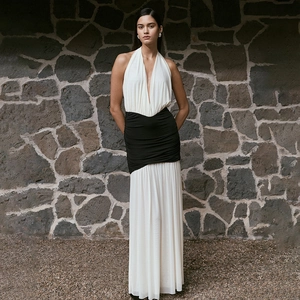Abito Maxi Halter Scollo A V Profondo Sexy Schiena Scoperta Contrasto Nero Bianco Vita Arricciata Raso Di Latte Maglia Senza Maniche