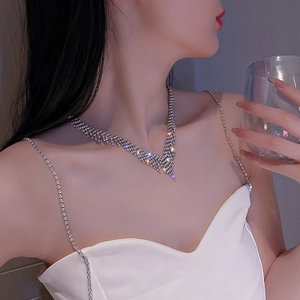 Collier ras du cou élégant avec strass et glands en V pour femme en finition argentée