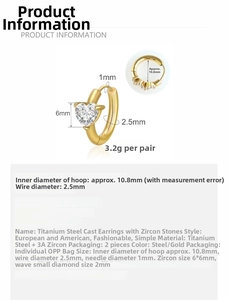 Vue détaillée de boucles d'oreilles cœur en zircon et acier titane avec dimensions