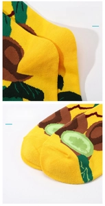 Détails des chaussettes en coton jaune montrant le talon antidérapant et la pointe plate