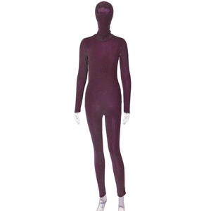 Détail d'un body à paillettes violet foncé avec couvre-chef intégré sur un mannequin
