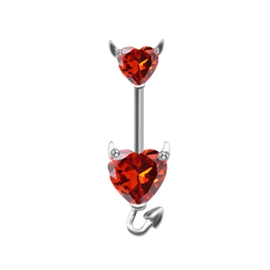 Détail du piercing de nombril démon en argent avec deux zircons en forme de cœur rouge