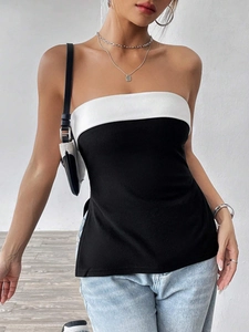 Nauwsluitende gebreide tubetop in zwart-wit contrast voor een chique zomerse look
