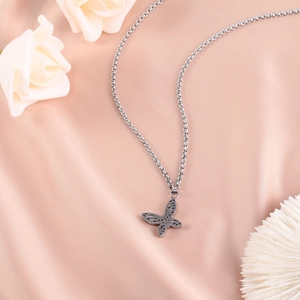 Elegante collana con ciondolo a farfalla in acciaio inossidabile su seta rosa
