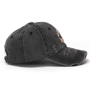 Dettaglio laterale di cappellino da baseball in denim grigio vintage con ricamo