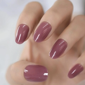 Faux ongles courts roses mauves brillants de forme ronde style naturel chic