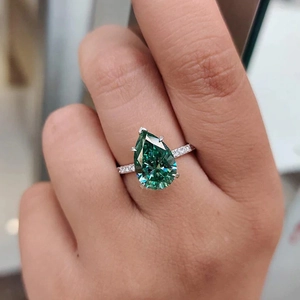 Bague pour femme avec pierre verte en forme de poire et accents de diamants fins
