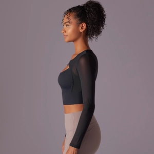 Haut de yoga noir ajusté à manches longues avec empiècements en mesh pour femmes
