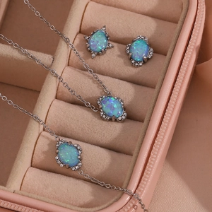 Parure de bijoux vintage argentée avec opale bleue et cristaux en coffret