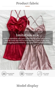 Gros plan sur la texture du tissu satiné des nuisettes en soie bordeaux et rose