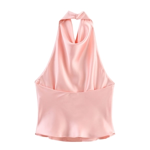 Detailansicht des glänzenden Satinstoffs und Neckholder-Ausschnitts des rosa Midikleids