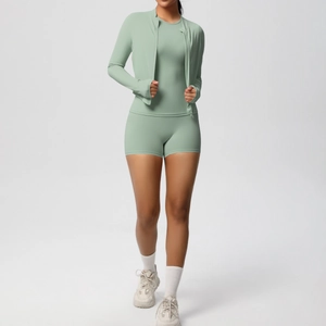 Vue détaillée d'un ensemble de yoga trois pièces vert menthe avec veste et short