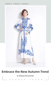 Dettaglio dell'elegante stampa floreale blu su abito lungo bianco con cintura