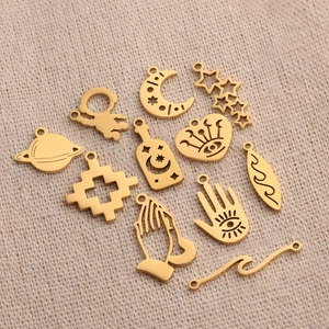 Goldene Edelstahl-Anhänger mit Stern- und Mondmotiven für die Schmuckherstellung