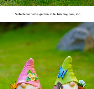 Detailansicht bunter Garten-Zwerge aus Harz mit Blumen und Schmetterling auf Rasen