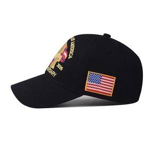 Détail de la broderie du drapeau américain et du texte doré sur casquette noire