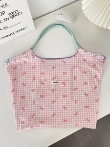 Detail view of Sozakka tote bag with pink checkered patterns and red bow prints